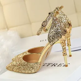 اللباس أحذية نساء منخفضة الكعب الصنادل 7.5 سم 9.5 سم الكعب الرملي زفاف الزفاف الحفل الحدث الكعب الكاحل الحزام الخنجر Glitter Gold Shoes G230130