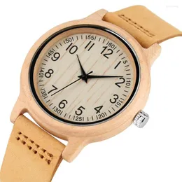 腕時計の純粋なメープルウッドの女性用時計クォーツ時計アラビア数字を表示する本革の腕時計シンプルなカジュアルレディース