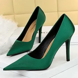 Vestido sapatos 2022 mulheres seda 10 cm de altura Scarpins Bombas de baile de bom