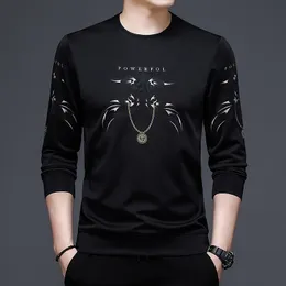 القمصان للرجال Browon Fashion Black T Shirt Men Autumn Tops Long Sleeve T Shirt Mens غير رسمي ناتجًا عن الرقبة الرجال 230204