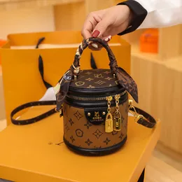 Store Clearance Promotion Handbag Online Export 2023 Winter New Live Bucket Fashion Portable Vintage Cross-body Small Round-through Women's Bag