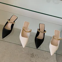 Zapatillas Cadenas de metal puntiagudas Mujeres Tacones altos delgados Diapositivas Mulas Sandalias de cuero para mujer al aire libre