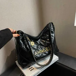 Lagra Clearance Promotion Handbag Online Exportera stor kapacitet Väska Kvinnor 2023 New Fashion Autumn and Winter Shopping Small Xiangfeng Msenger