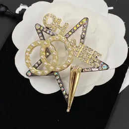 Mulheres homens designer marca carta broches banhado a ouro inlay cristal strass jóias broche charme pérola pino casar presente de festa de natal