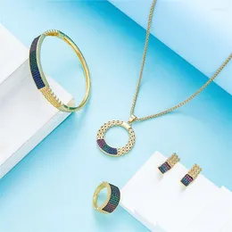 Halskette Ohrringe Set 2023 Juli Trend aus 18 Karat Gold A Damen Accessoires Ring Armreif auf der Hand Half22