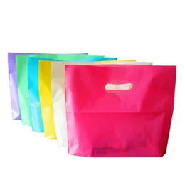 Gift Wrap 50st Color Plastic Shopping Påsar med handtagskläder Förpackning Party Favor Bag Candy Wrapping 230206
