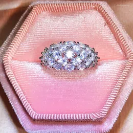 Anelli a grappolo Anello classico rotondo per coppia con diamanti pieni per donna Ragazza Zircone geometrico Placcato argento Fidanzamento Matrimonio Gioielli regalo di Natale