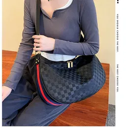 2023 V￤skor Outlet Online Sale Autumn Winter Fashion Checkerboard Underarm Korean Version Herr- och kvinnors m￥ngsidiga Sports Dumpling Shoulder Bag