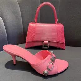 Balencigaa cowskin 가죽 뮬 슬리퍼 Cagole Sandals 스터드 버클 버클 장식 신발 슬립 오픈 둥근 발가락 스틸레토 힐 럭셔리 디자이너 신발 여자 f