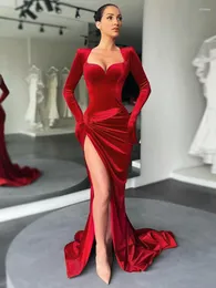 Casual Dresses Tilorraine 2023 Europeiska och amerikanska kvinnor bär höstens vinterstil sexig bröst avslöjar hög midjehandskar klänning
