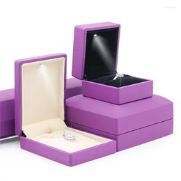 Smyckespåsar 2023 Toppklass Box Engagement Bröllop LED Ljus halsband örhänge Ring Pendant Creative Display 4 Färger