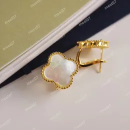 Attrezzatura a trifoglio a trifoglio stalloni da design a trifoglio clip per orecchie di perla di medio dimensione da 1,5 cm orecchini orecchini auricolare sterling anello per donne