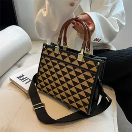 2023 أكياس منافذ التخليص الجديدة TOT الخريف سعة كبيرة Lingge Lingge Hand Premium Contraving Bag Bag Messenger