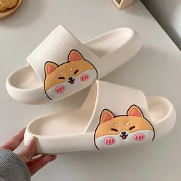 Hausschuhe Anime Cartoon Nette Shiba Inu Muster Damen Dicke Sohle Rutschfeste Komfort Sandalen Indoor Badezimmer Paar 2022 Y2302