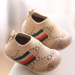 2023 all'ingrosso scarpe per bambini primi camminatori antiscivolo fondo morbido gelatina sneaker casual piatto taglia bambini ragazze ragazzi sport lettere scarpe da ginnastica per neonato