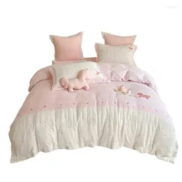 Set di biancheria da letto Autunno e inverno Girly Heart Fibra di latte calda Quattro pezzi Romantico ricamo Trojan Ispessimento Copripiumino in pile di corallo