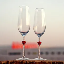 Vinglas med kreativt ljus lyxig champagne glas strass fylld med kärlek glittrande bägge bröllopspresent för par