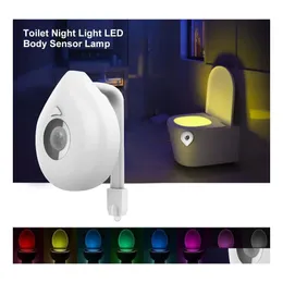 Nachtlichter 8 Farben ändern LED-Toilettensitzlicht Smart Human Motion Sensor aktivierte wasserdichte WC-Lampe Batteriebetriebene Drop Deliv Dh3Jy