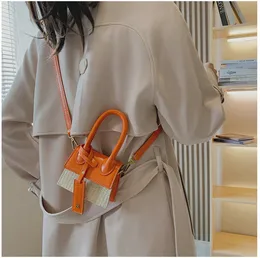 Mini Femme Luxury Designer Shoulder Bag Crossbody Tygväskor för kvinnor läder shoppare vävda små klaffhandväskor bolso