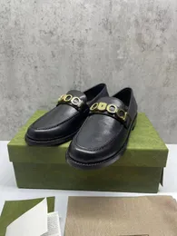 Formale Damenschuhe Hochwertige flache Designer-Freizeitschuhe aus Metall mit Buchstaben aus Leder. Schwarze Loafer mit runder Zehenpartie, Größe 35–41, mit Box