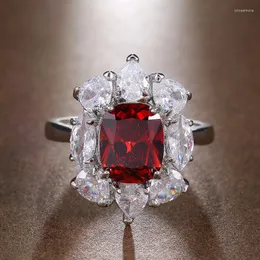 Fedi nuziali Personalità Rubino Taglio principessa Colore rosso Anello zircone cubico ovale Dito romantico Per gioielli da donna Accessori Bague