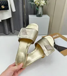 2024S Spring Pop Mules Sandals Summer Plat Slipper Sandal Sandal Flats Zablokuj to złotą, prawdziwą skórę z kryształową klamrą luksus 35-43 z pudełkiem