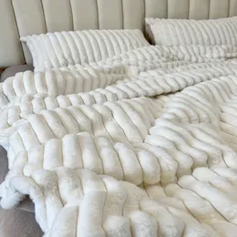 Постилочные наборы высококачественных плюшевых постельных принадлежностей для зимней осенью теплой искусственной бархатной одежды для кролика наборы для 4 шт.