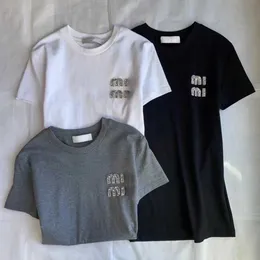 Miu tees lüks tişört tasarımcı gömlekleri kadınlar erken bahar basit moda kristal elmas mektup gündelik kısa kollu yuvarlak boyun top gevşek tişört polo gömlek