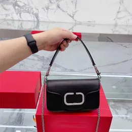 2023 Ny nischdesign Single Shoulder Diagonal Bag Plånbok V-formad vattenborr Buckle Chain Magic Stick Armpit Flip Square Luxury Handväskor