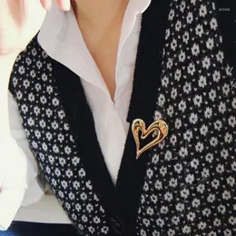 브로치 프랑스 스타일의 금속 중공 하트 남성 여성 여성 유니탄 불규칙 브로치 핀 웨딩 보석 보석 외투 셔츠 칼라