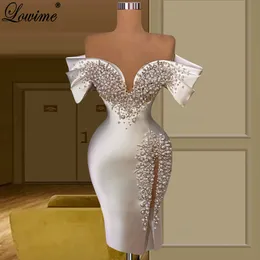 滑走路ドレス膝の長さの白い真珠カクテルドレスマーメイドオフショルダープロムドレス