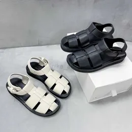 Mały projekt skórzany rzędowy pusty Baotou Roman Buty Spring Nowe wygodne klamry płaskie sandały dla kobiet