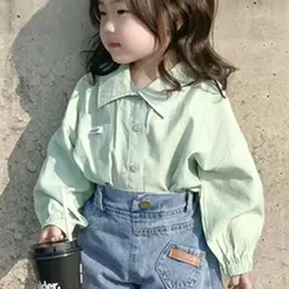 Kläder sätter koreanska barnfjäder och höstkläder Nya fashionabla flickors kostym liten färsk skjorta denimshorts tvådelar mode