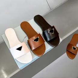 Sandalias de lujo Diseñador de verano para mujer Chanclas Zapatilla clásica Moda Diapositivas de cuero genuino Cadena de metal Señoras zapatos casuales T6nT #