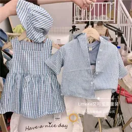 Roupas se põem na irmã infantil, irmã, usa camisa listrada e calça de bebê masculino, twopiece menina de boneca de traje de boneca terno