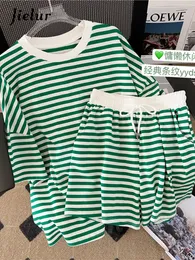 Kvinnors tvåbitar byxor jielur preppy stil kvinnor två stycken set lös gröna svart randiga topp elastiska midja breda ben shorts sport set sommar m-xl 230210