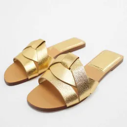 Slippare kvinnors platt tofflor sommar 2022 traf guldvävd flip flops slingback sandaler öppen tå strand låg klack tofflor multicolor g230210