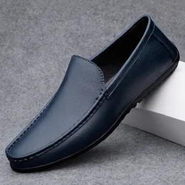 Klädskor äkta läder loafers män design moccasin mode glid på mjuka platta avslappnade män skor vuxna manliga skor handgjorda båtskor 230210