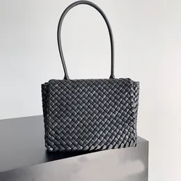 Patti üst kol çantası yastıklı intreccio deri üst çanta tek iç fermuarlı cep, iki açık cep omuz çantaları metal kapanma siyah lüks tasarımcı çantaları