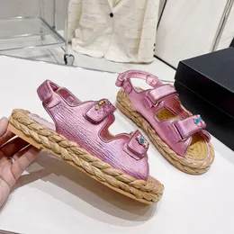 22SS Sandali da spiaggia da donna Pantofole in pelle di vacchetta Suola in gomma con perle finte e gioielli Slider con piattaforma regolabili Scarpe casual da esterno con suola in corda di canapa intrecciata in paglia