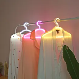 Cabides racks LED Roupas de sinal de luz de neon Stand Power Decorative S Hanger para Roupas de Roupas Decoração de parede 230211