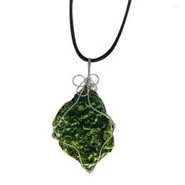Colares pendentes Colar de colar de metal moldavite arame de metal embrulhado em cristal verde vidro