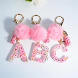 Nyckelringar 26 Initialer Letter Nyckelkedja med rosa fluffiga pompom söta flickor väska pendents färgglada harts alfabetet nyckel charms