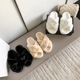 مع مربع نساء shearling slippers مصممة فاخرة البغال الكلاسيكية فروي الشتاء الشتاء ناعم الفرو الدافئ رقيقة أسود أبيض المطاط