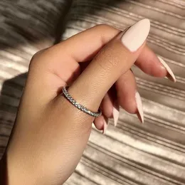 Anéis de banda simples minimalista minimalista linha única Crystal Ring Ring for Women Wedding noivado Acessórios de joias de festa Tamanho 5 ~ 13 G230213