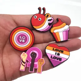 30 50 100pcs LGBT PVC Croc Charms Cupcake Heart Lesbian Pride Bee Miłość Zwycięstwo Dziewczyny LGBT Sandały Buty Dekoracja Fit Tordę Opaski Prezenty Xmas Prezenty