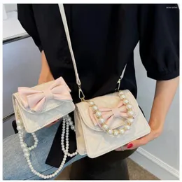 Kvällspåsar 2023 Spring Liten quiltad PU Kvinnors axel crossbody väska Bow-embelled modehandväska lyxdesigner Pearl