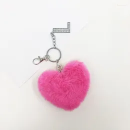 Nyckelringar fluffiga färg Pompom faux päls hjärtkristall bokstäver nyckelringar hållare trendiga smycken väska tillbehör gåvor