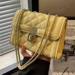 Bolso Fábrica Barato Venta al por mayor Venta al por menor Textura avanzada Bolso pequeño Versatilidad de primavera y verano para mujer 2023 Nueva cadena de rombos popular Msenger este año