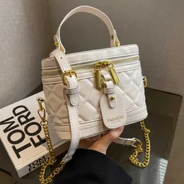 El çantası fabrikası ucuz toptan perakende nakış küçük çanta 2023 İlkbahar ve yaz yeni kadınlar popüler çok yönlü zincir crossbody süper kare